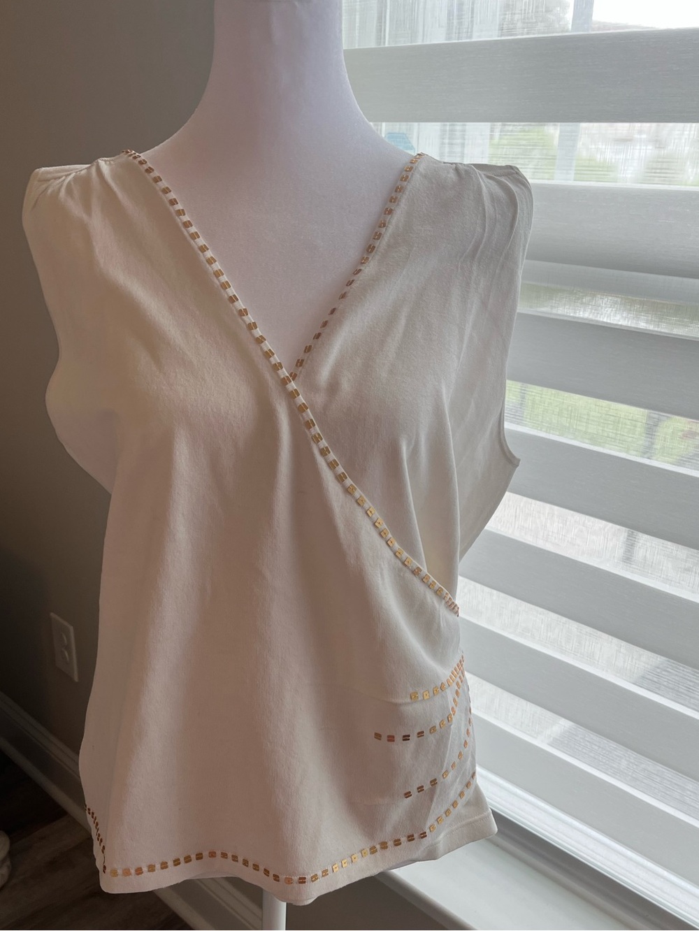 Ann Taylor Cream V-Neck Sleeveless Camisole with Eyelet Detailing NWOT.